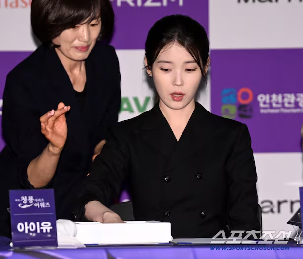 IU places her handprint during the 2026 Blue Dragon Series Awards handprinting ceremony
