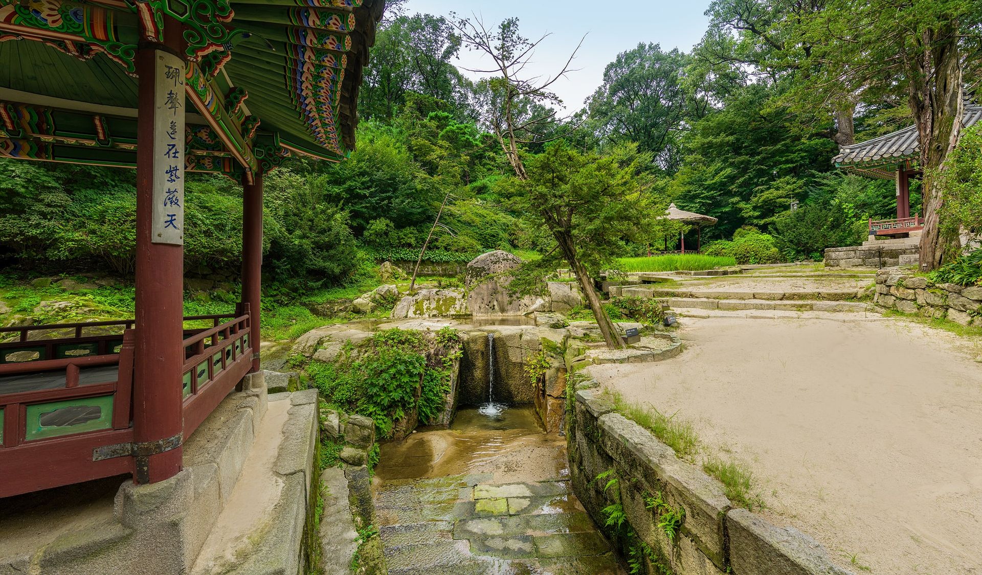 Soyojeong Pavilion in the Ongnyucheon area of Changdeokgung Palace’s Secret Garden Soyojeong Pavilion in the Ongnyucheon area of Changdeokgung Palace’s Secret Garden